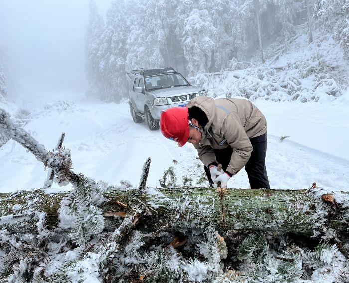 檢修員在通往風機平臺的途中，清理積雪路障（拍攝者：高述科）
