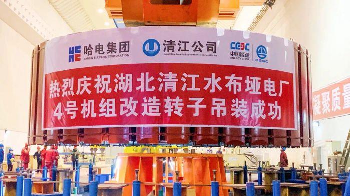3、水布埡電廠4號(hào)機(jī)組轉(zhuǎn)子吊裝（向睿 攝）