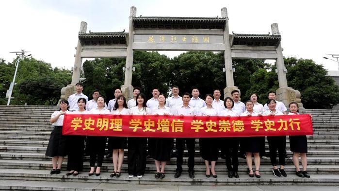 7.5團(tuán)結(jié)-6月2日，省天然氣公司《沒有共產(chǎn)黨就沒有新中國》紅歌拍攝現(xiàn)場-烈士陵園獻(xiàn)花合照（拍攝：李凱）