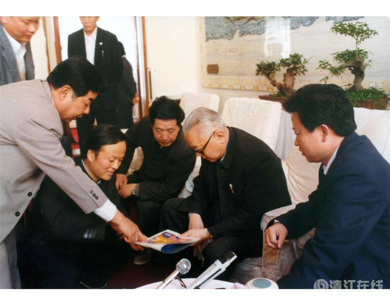 1988年4月，全國(guó)政協(xié)主席李先念在宜昌聽取清江開發(fā)匯報(bào)