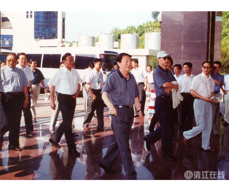 2001年7月，國(guó)務(wù)院總理朱镕基、副總理吳邦國(guó)視察清江