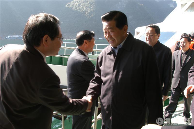 2004年11月，全國(guó)政協(xié)主席賈慶林視察清江